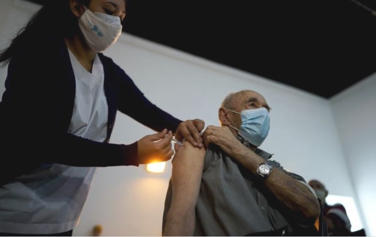 El Presidente afirmó que "en pocas semanas la totalidad de las personas de riesgo" estarán vacunadas contra el coronavirus | Nacionales