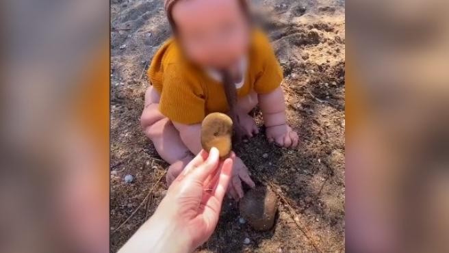 Polémica en la redes por la mamá que fomenta que su bebé coma arena y piedras | Redes