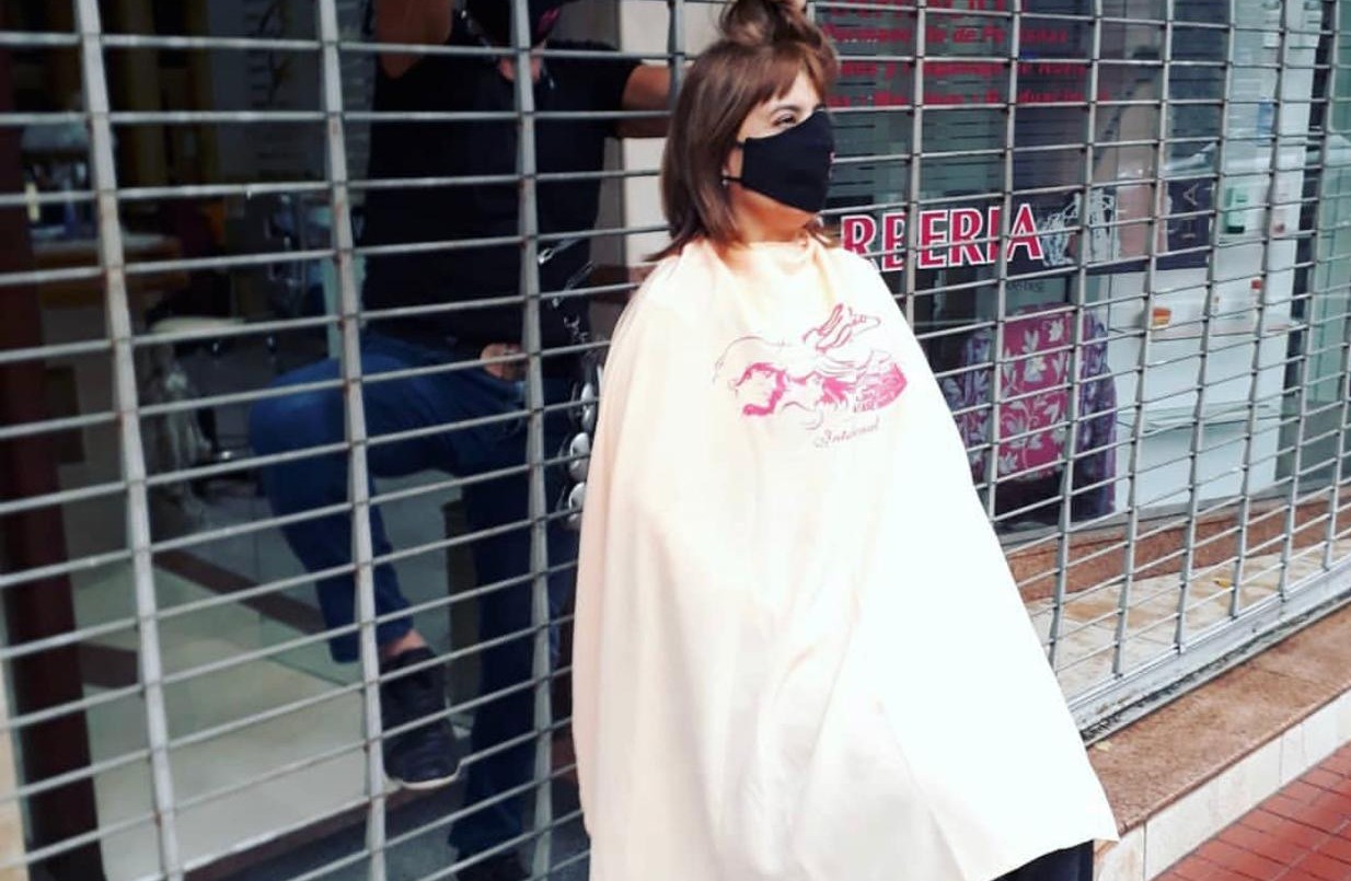 Rosario: se viralizó la imagen de un peluquero cortando el pelo en la calle | Redes