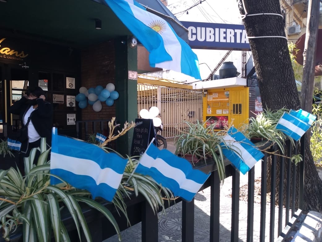 Villa Carlos Paz: No recibirá clientes, pero igual adornó su restaurante para el 25 de mayo | Nacionales