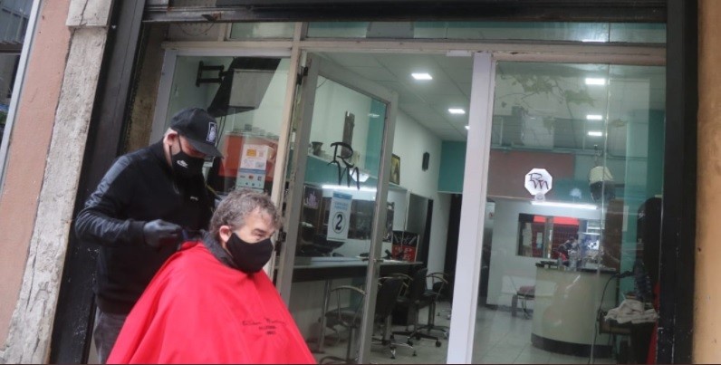 "No es rebeldía, necesito trabajar": peluquero atiende en la vereda | Nacionales