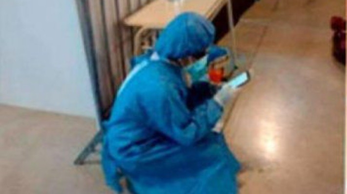 Entre hisopado e hisopado, una enfermera rindió su última materia y se recibió de licenciada | Nacionales