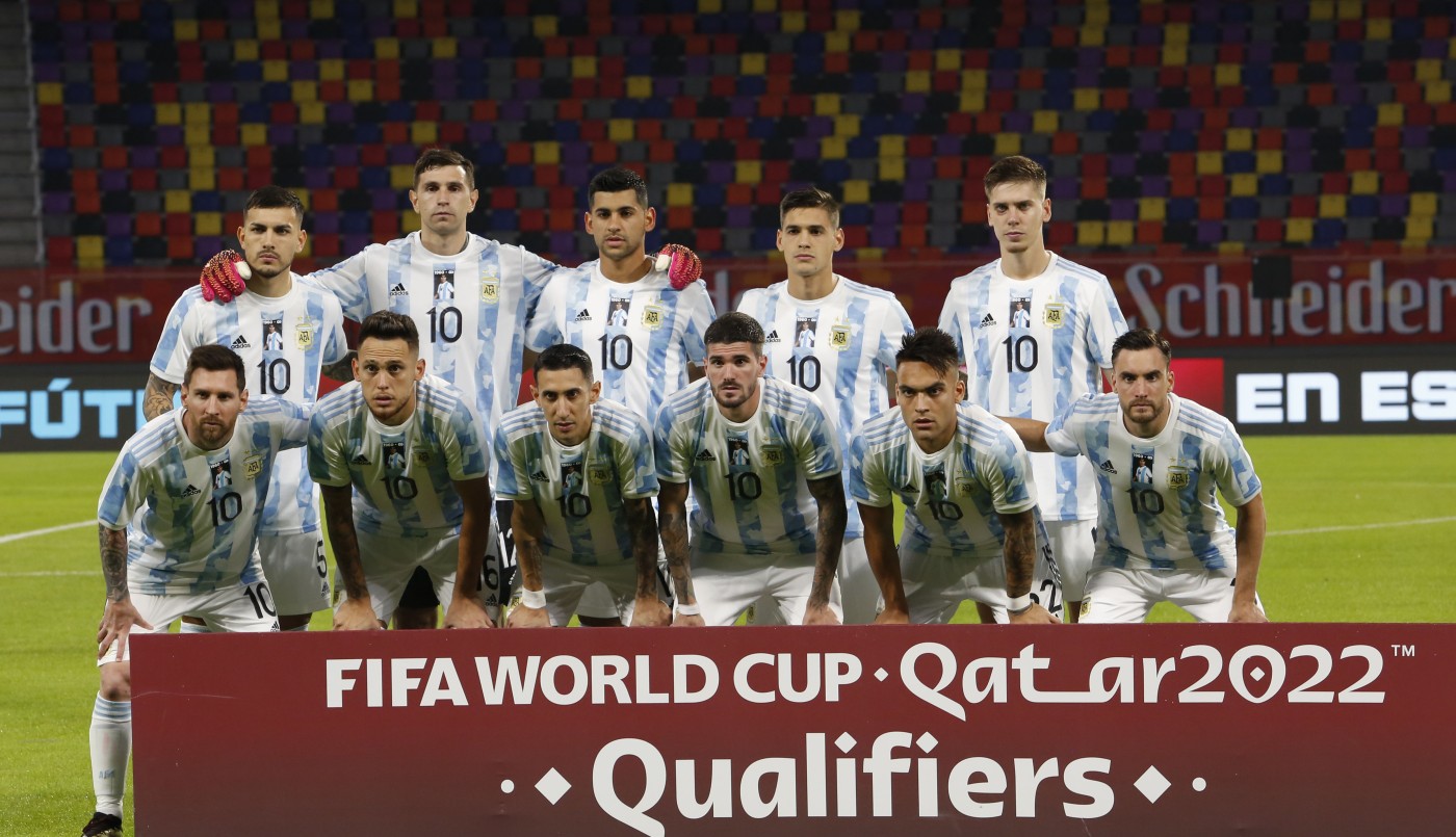 Pese al rechazo de la FIFA, Argentina salió a la cancha con una camiseta para recordar a Maradona | Deportes