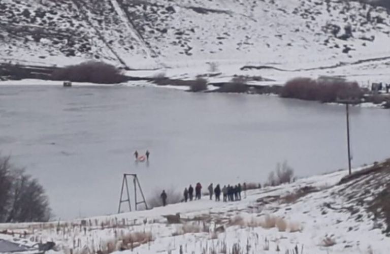 Dos niños de 10 años murieron al caer en las aguas heladas de un dique en Santa Cruz | Nacionales