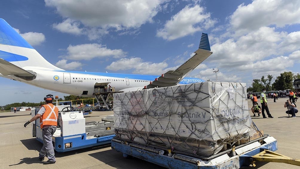 Llega hoy de Moscú el vuelo que trae el reactivo para fabricar la Sputnik | Nacionales
