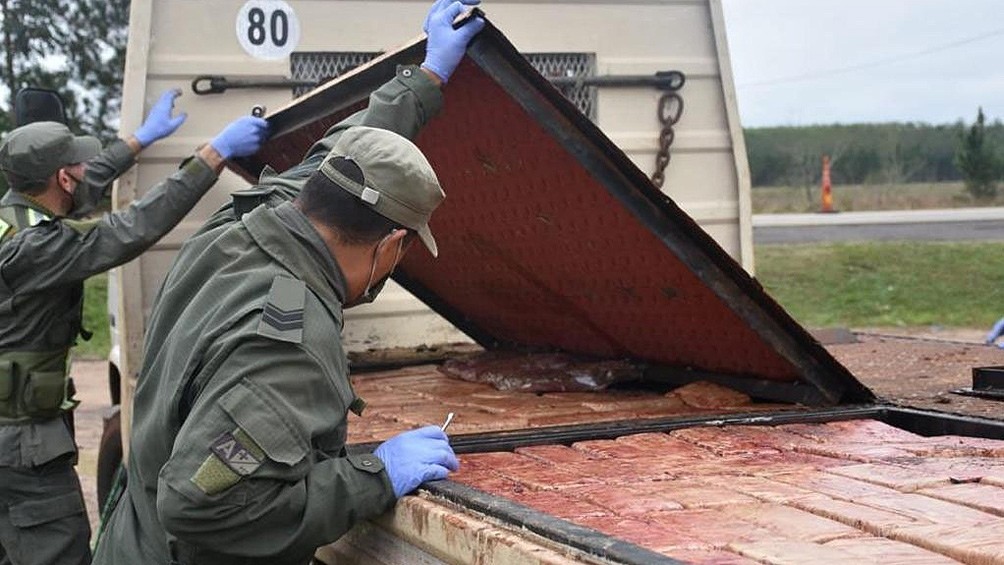 Encontraron más de 175 kilos de marihuana ocultos en el piso falso de una grúa | Nacionales