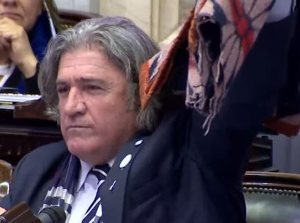 "Zonas frías": Un diputado de Mendoza revoleó una frazada para celebrar la media sanción del proyecto | Legislativas