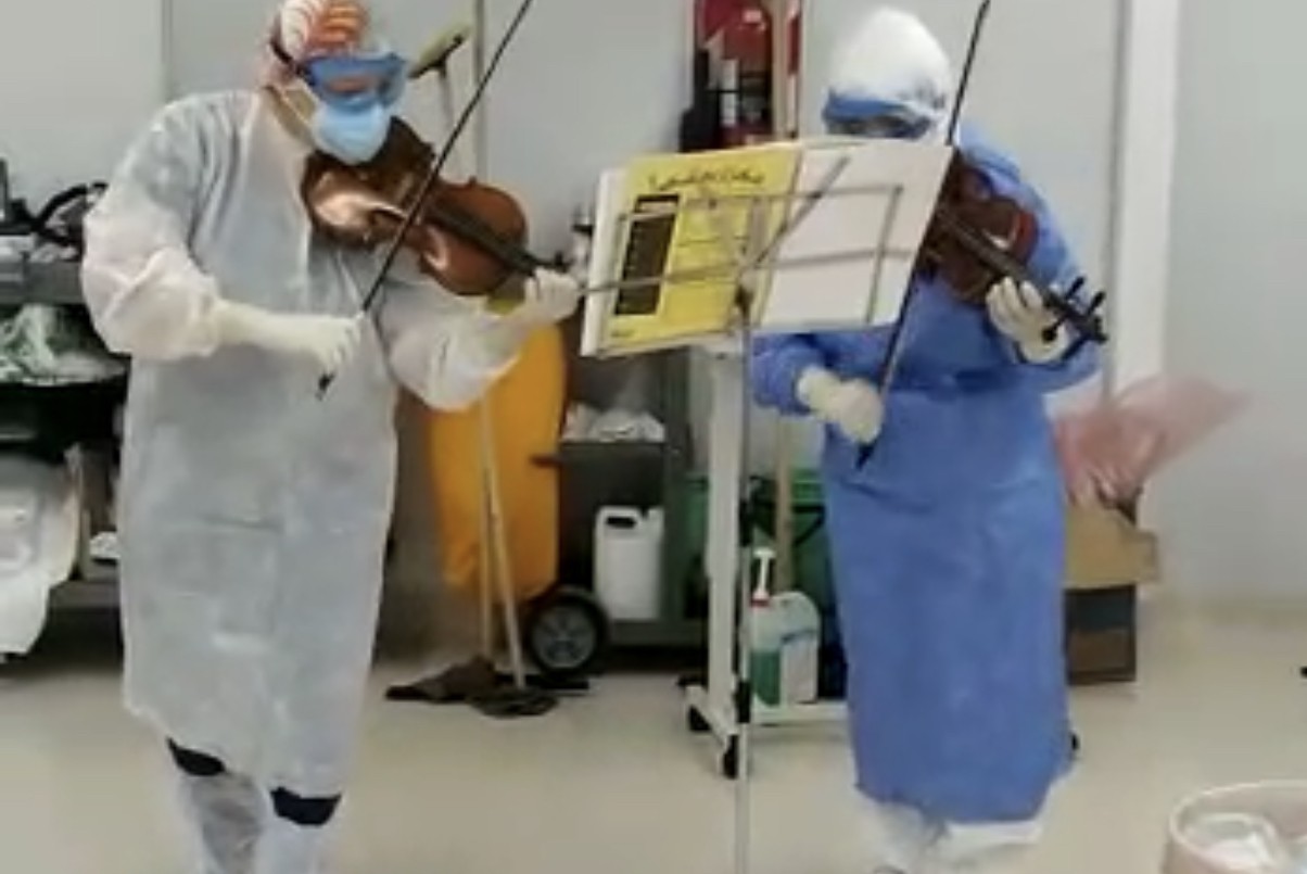 Dos médicas y una música tocan sus violines en hospitales para animar a pacientes con Covid | Noticias