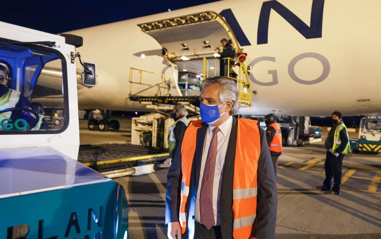 Alberto Fernández recibió el nuevo cargamento con 934 mil vacunas de AstraZeneca | Nacionales