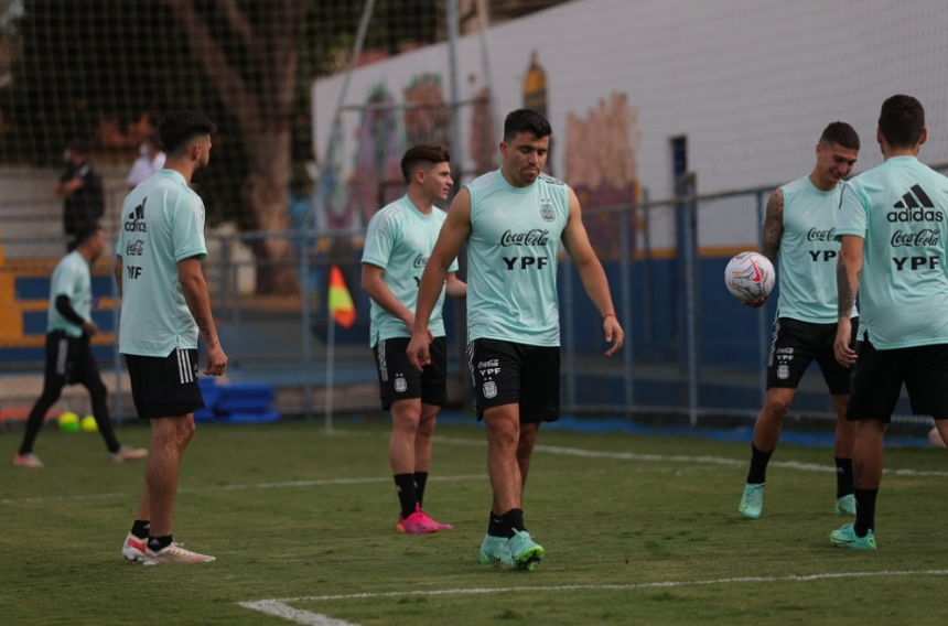 Scaloni piensa en cambios, entre agotados y amonestados | Deportes