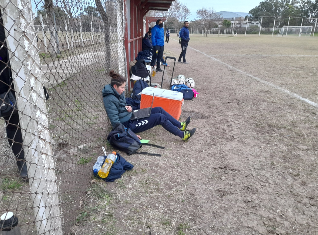 Una jugadora de fútbol salió del partido para rendir un final desde el costado de la cancha | Deportes