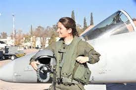 Una pilota y una artillera participaron de los ejercicios "Guerreros de Hielo" de la Fuerza Aérea | Igualdad y Género