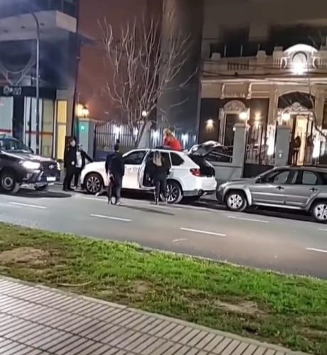 Relato salvaje santafesino: una mujer rompió un auto en pleno boulevard con un matafuegos | Noticias