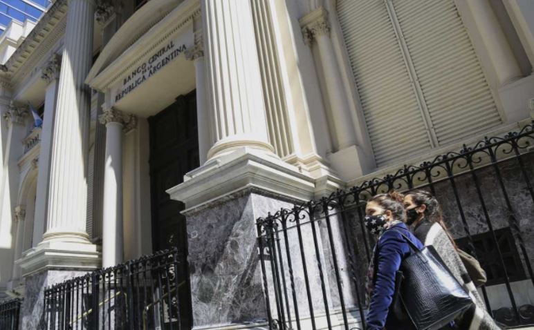 Nuevo torniquete sobre el mercado cambiario: el Gobierno busca reducir la dolarización | Nacionales