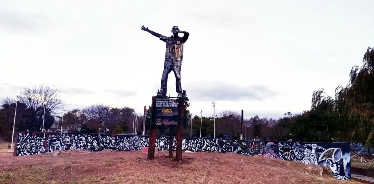 Inauguran una escultura en homenaje al Indio Solari en La Matanza | Espectaculos