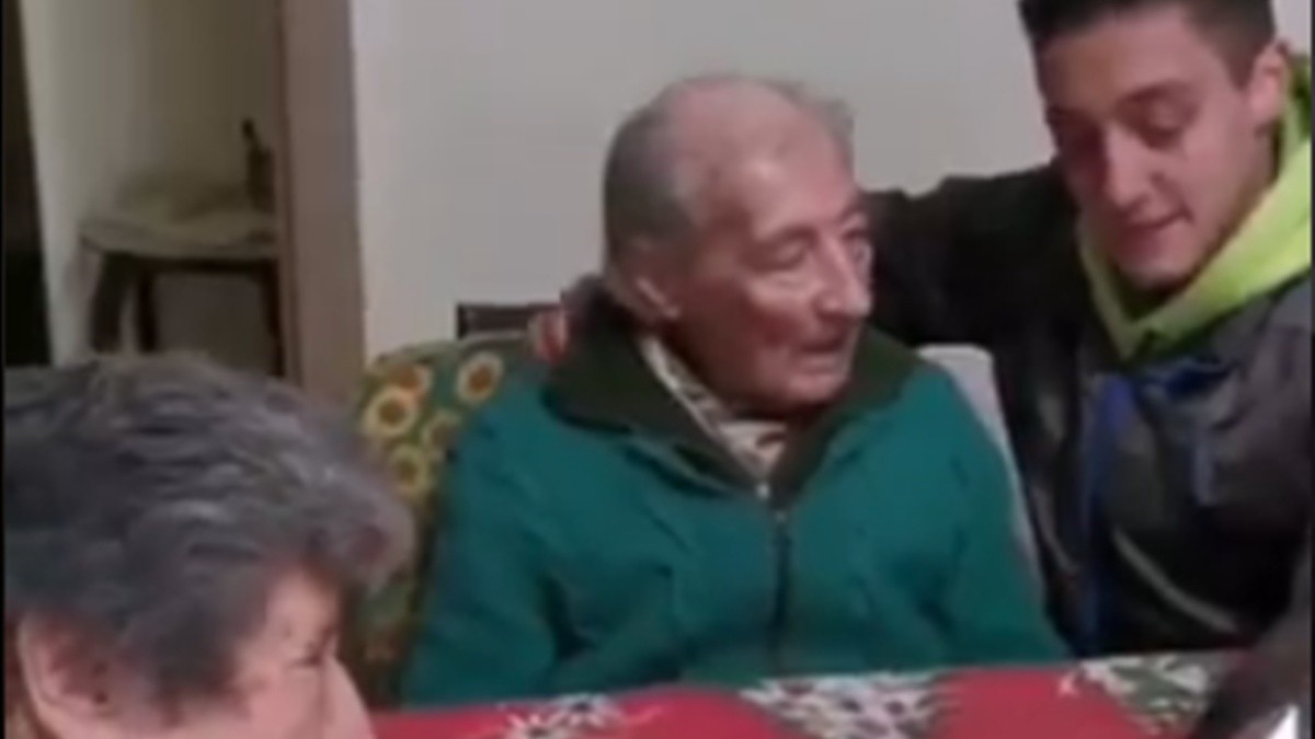 Video: el mensaje de Messi al abuelo de 100 años que anotó todos sus goles | Deportes
