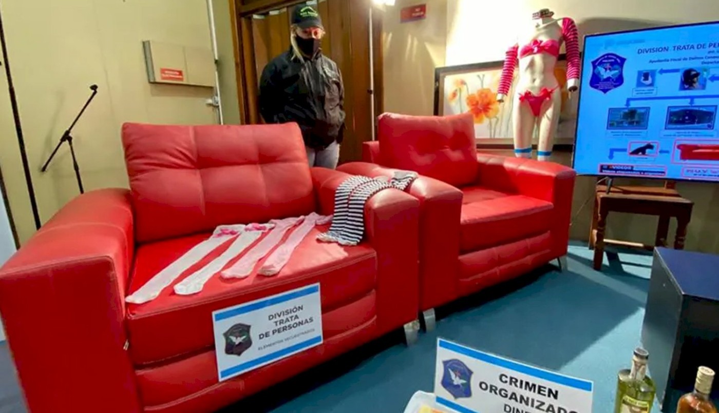 "Operativo Sofá Rojo": Detienen por abuso sexual infantil a un hombre que filmaba a sus víctimas en un sillón rojo | Nacionales