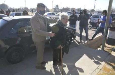 Una mujer recibió la segunda dosis de Sputnik V el día que cumplió 100 años | Nacionales