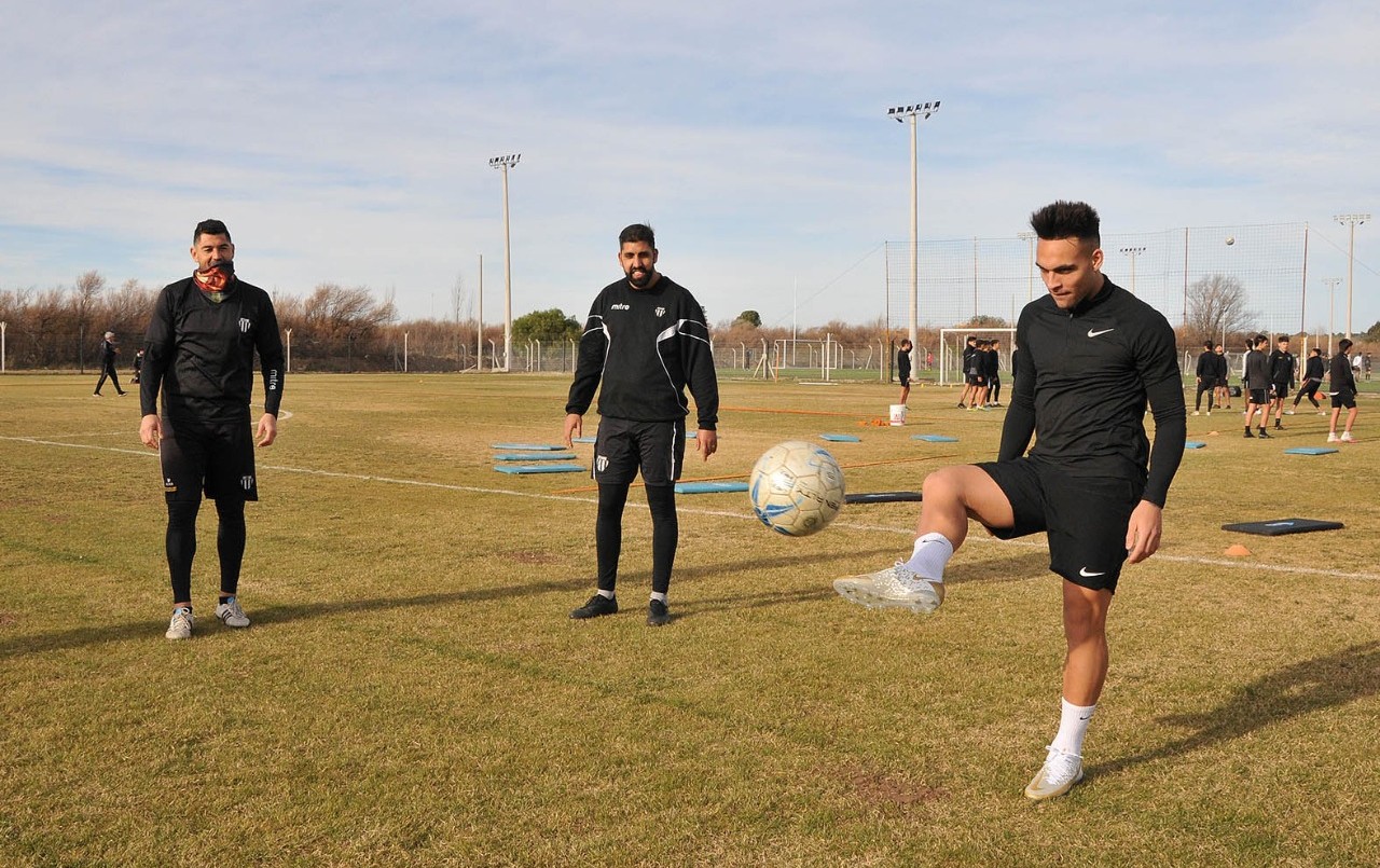 Lautaro Martínez llegó a Bahía Blanca, se puso los cortos, los botines y practicó con Liniers | Deportes