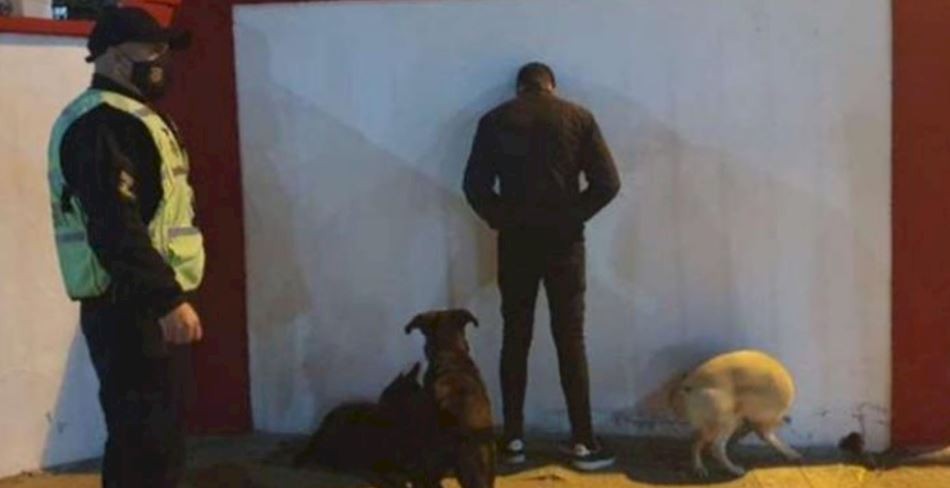 Un mozo se quedó con la tarjeta de un cliente y gastó $80.000 en ropa | Nacionales