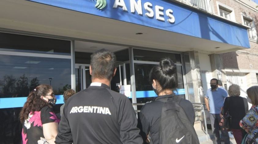 En 20 años se multiplicó por 11 la gente que recibe planes sociales en la Argentina | Nacionales