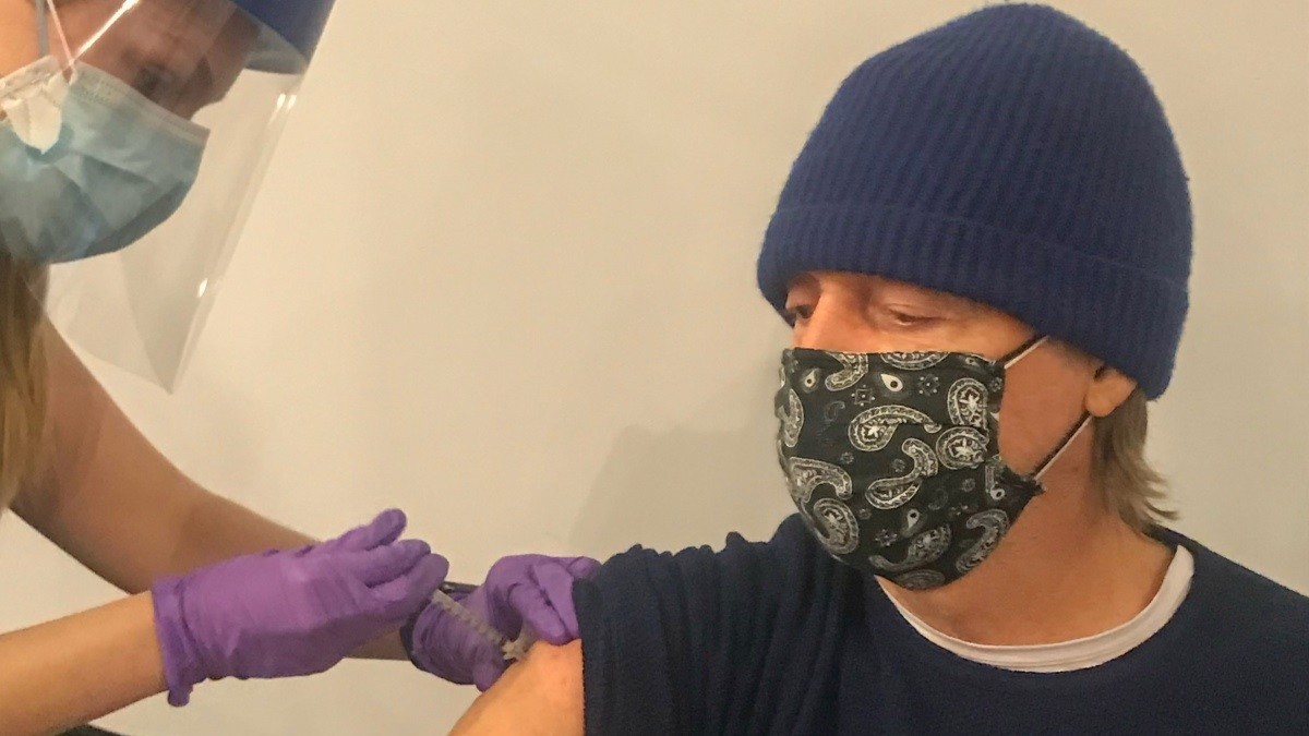 Paul McCartney comparte su foto recibiendo la vacuna para fomentar campaña contra la Covid-19 | Espectaculos
