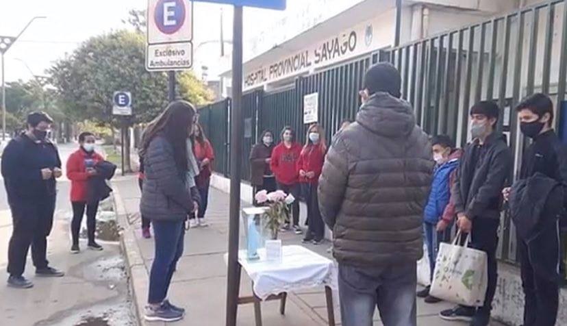 "Tener un apoyo espiritual ayuda": organizan rezos colectivos frente a hospitales | Buen Santa Fe