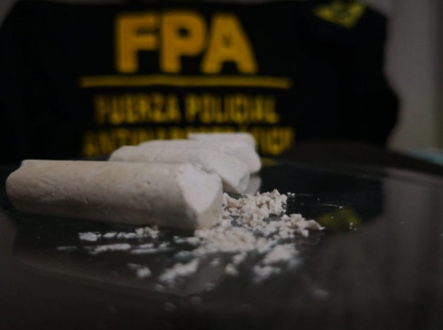 Dos detenidos en una jugada de pizarrón: estiraban cocaína con tiza, pero se les acabó el recreo | Nacionales