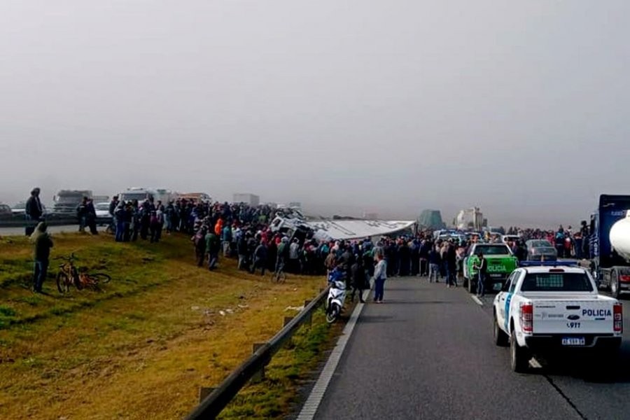 Video: saquearon un camión con alimentos que volcó en la Panamericana | Nacionales
