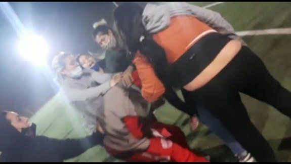 Video: un profesor de fútbol infantil fue atacado por 5 mujeres frente a sus alumnos | Nacionales