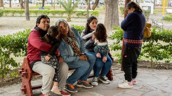 Santiago: una mujer trans se convirtió en mamá y abuela adoptiva de dos adolescentes y dos niñas | Igualdad y Género