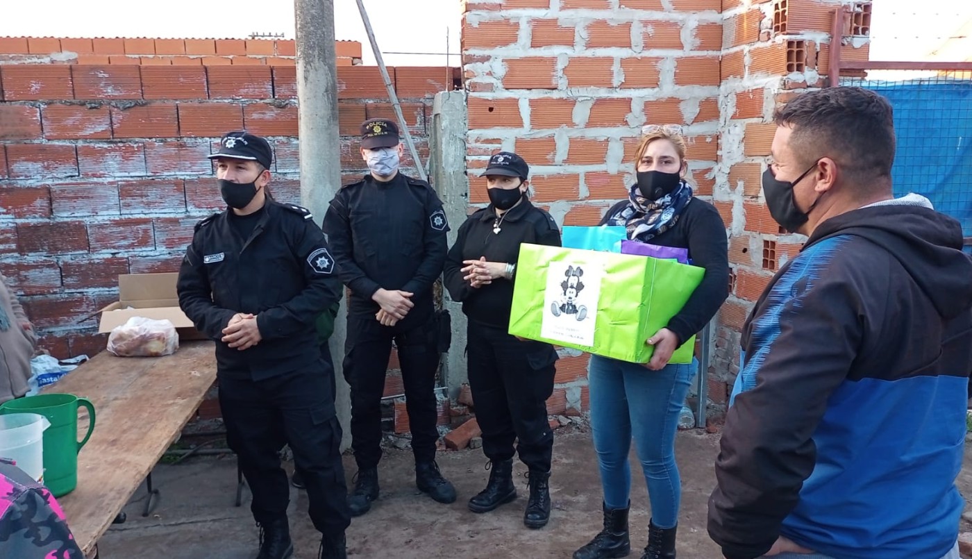 Policías de la Unidad Regional Uno entregaron alimentos y juguetes para festejar las infancias | Noticias