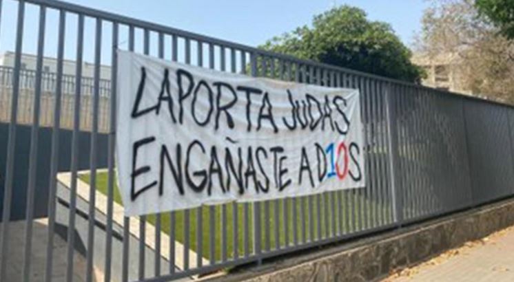 Los hinchas del Barcelona apuntaron contra Laporta por la partida de Messi antes del debut en el Camp Nou | Deportes