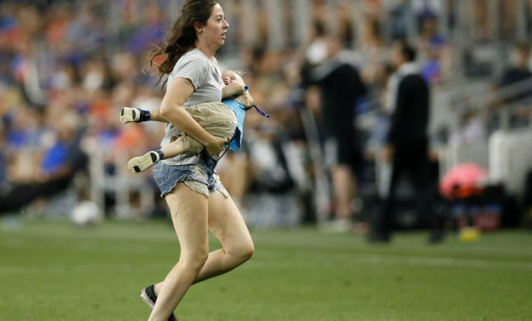 Video: Un nene de 2 años irrumpe en un campo de fútbol en pleno partido y su madre lo atrapa | Redes