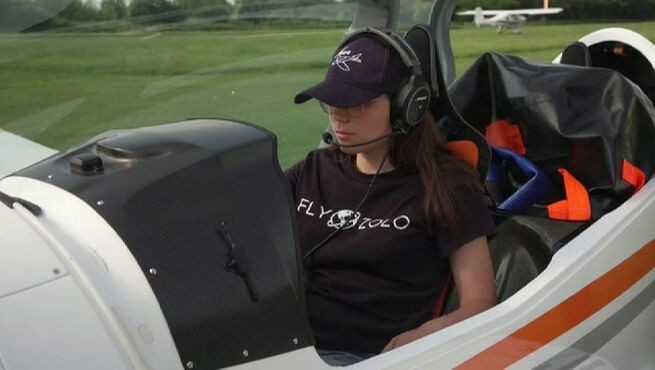 Una piloto de 19 años inició una vuelta al mundo sola y busca marcar un hito | Redes