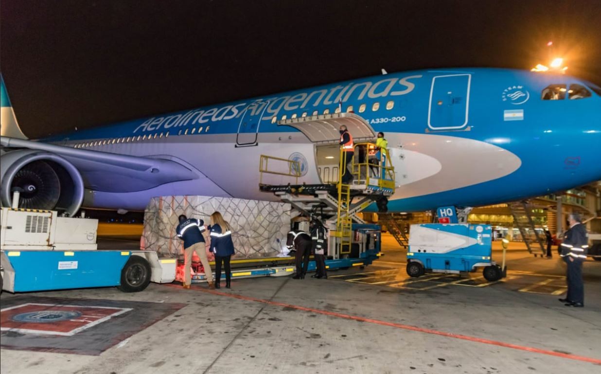 Llegaron al país 400.000 dosis de vacunas AstraZeneca donadas por España | Nacionales