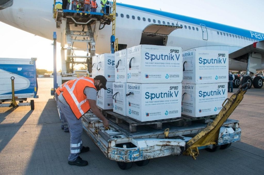 Parte un nuevo vuelo a Rusia en busca de más dosis de la vacuna Sputnik V | Nacionales