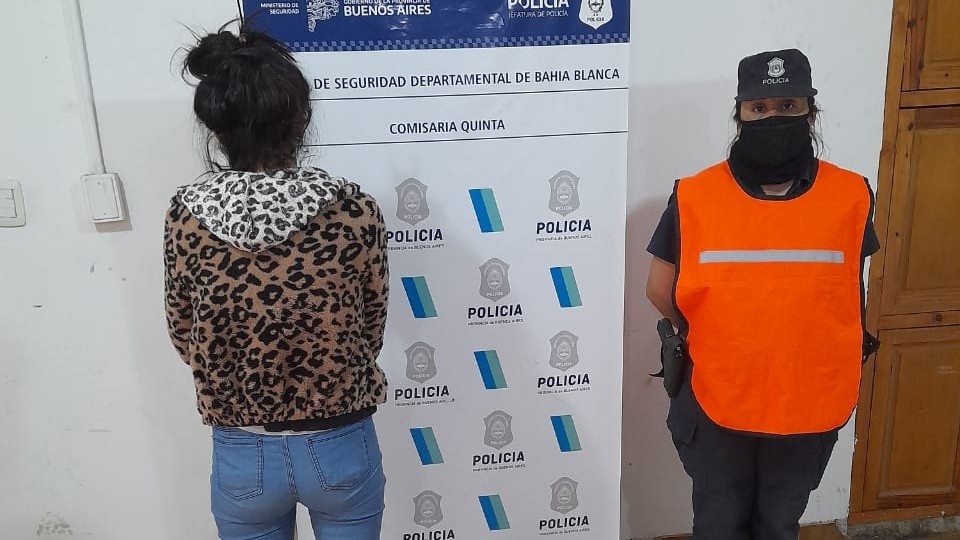 La descubrieron mientras lavaba un auto robado en la vía pública y fue arrestada | Nacionales