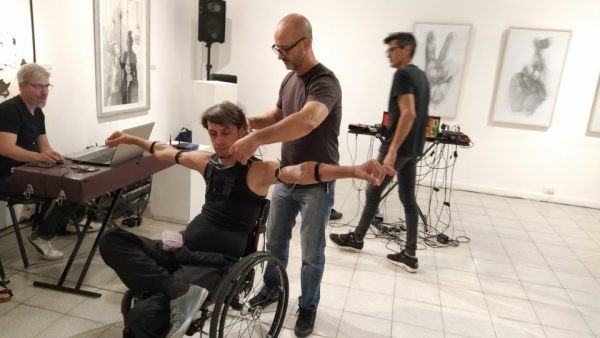 Diseñan un dispositivo inalámbrico para generar música y juegos con señales eléctricas de músculos | Información General