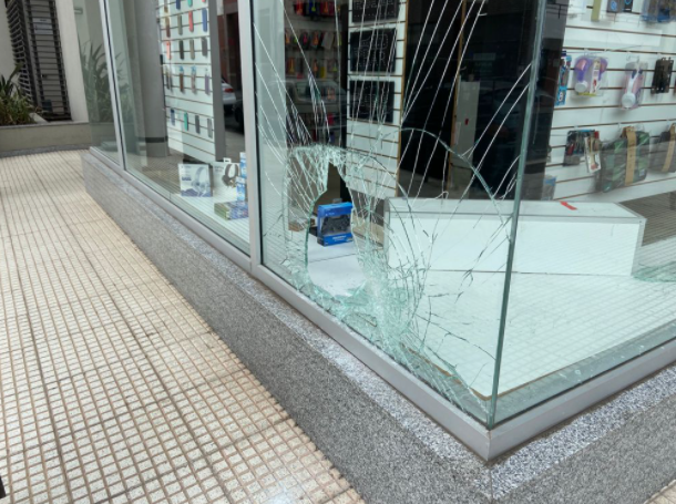 Otra rotura de blindex: ahora le tocó a un negocio de telefonía celular | Noticias