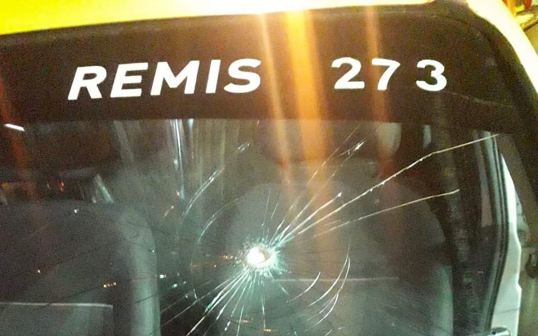 Al no poder robarle a un remisero, seis delincuentes le balearon el parabrisas | Noticias