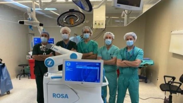 Realizan por primera vez un reemplazo total de rodilla con tecnología robótica | Información General