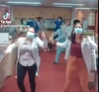 Video: una clínica médica no tiene pacientes con COVID tras un año y medio y lo festejó bailando | Redes