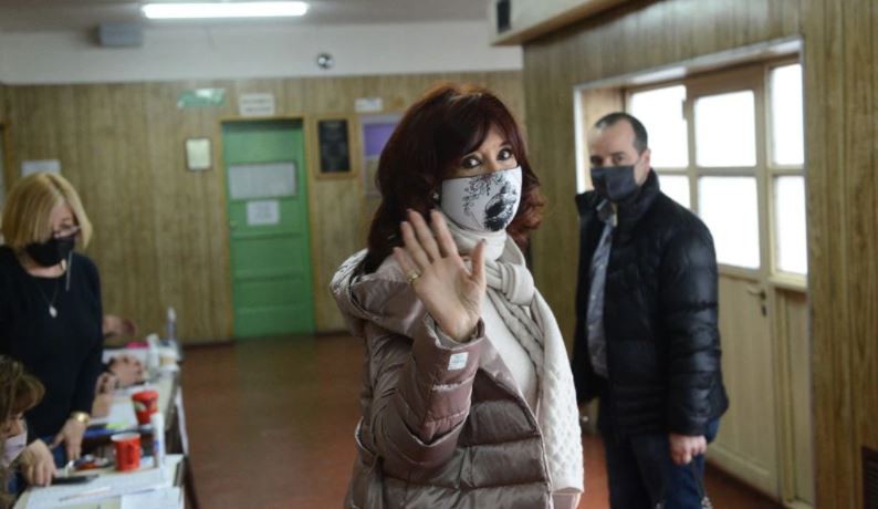 Cristina Fernández de Kirchner regresó a Buenos Aires y esperará los resultados en el búnker del Frente de Todos | Legislativas