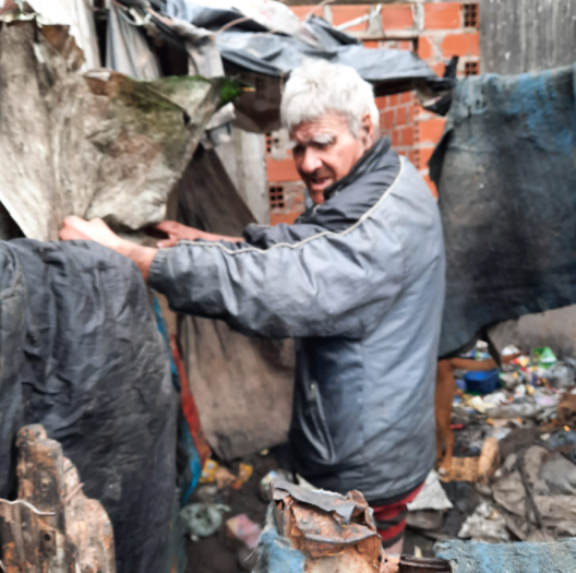 Operativo especial para ayudar a un adulto mayor que vive en situación precaria | Juntos y solidarios