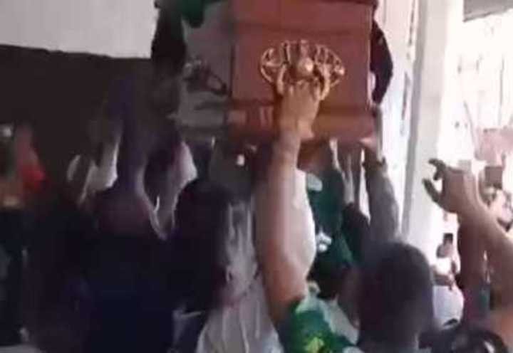 Video: barras de Chicago armaron un velorio dentro del club | Deportes