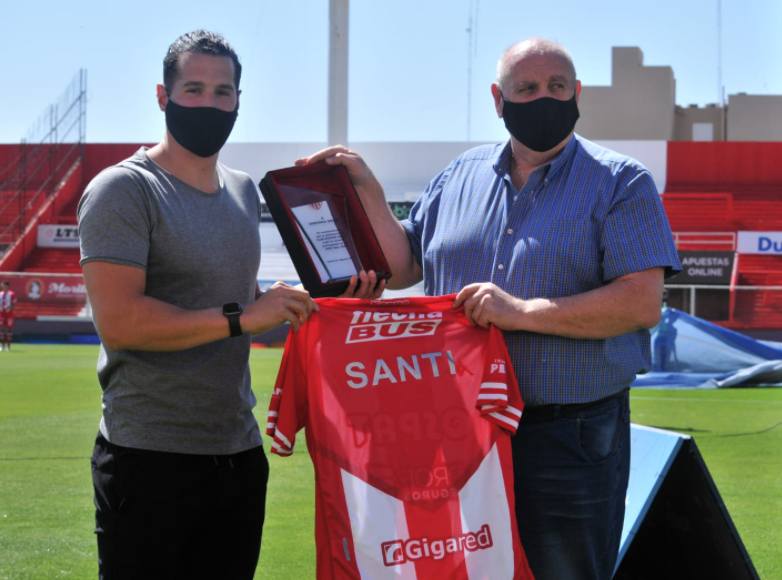 El club Unión le entregó una plaqueta al nadador olímpico Santiago Grassi | Deportes