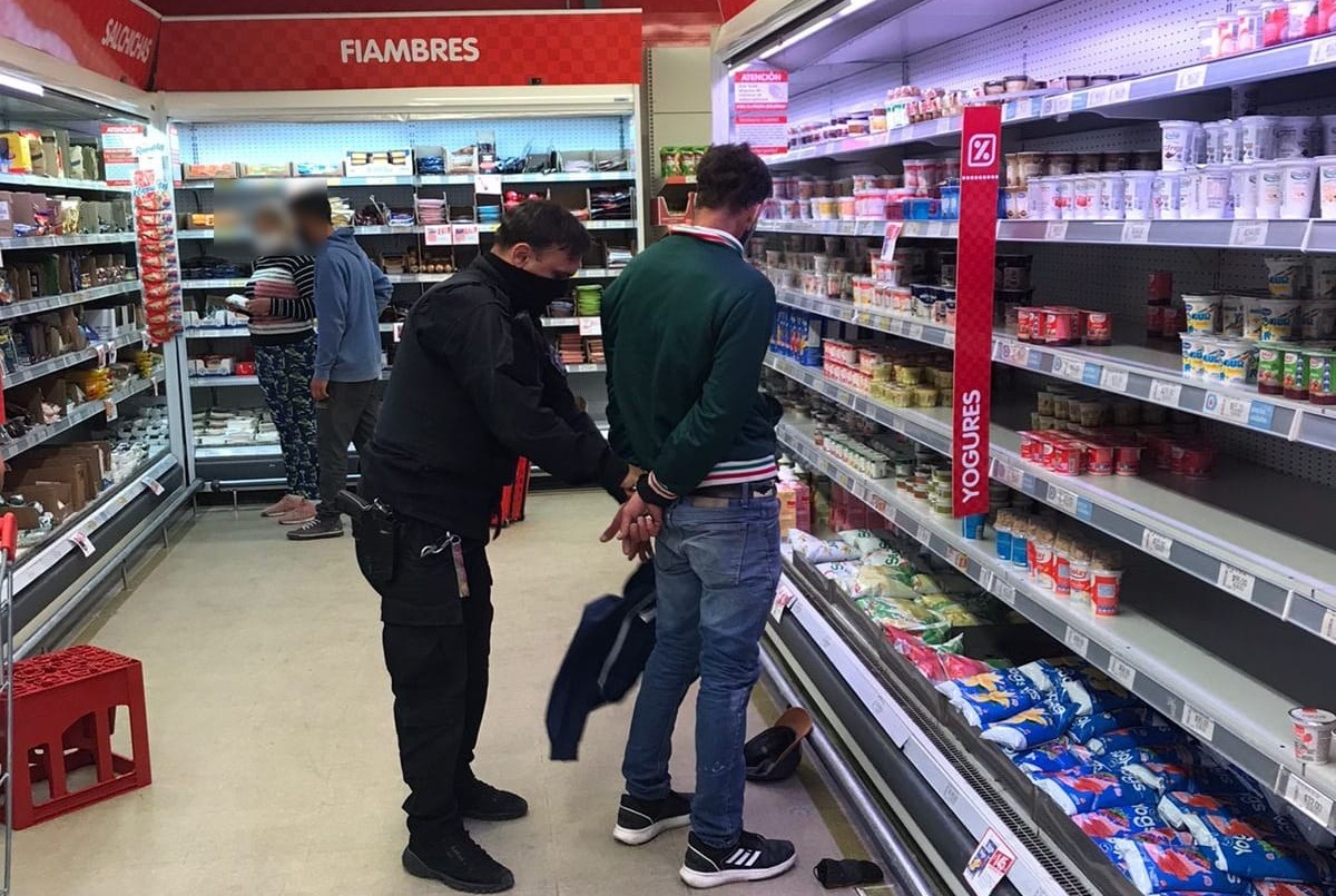 Tras una persecución, un hombre que ingresó a una vivienda fue detenido en un supermercado | Policiales