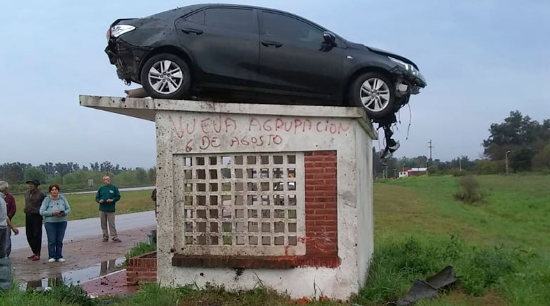 Nadie sabe cómo sucedió: volcó el auto y terminó arriba de una garita | Noticias