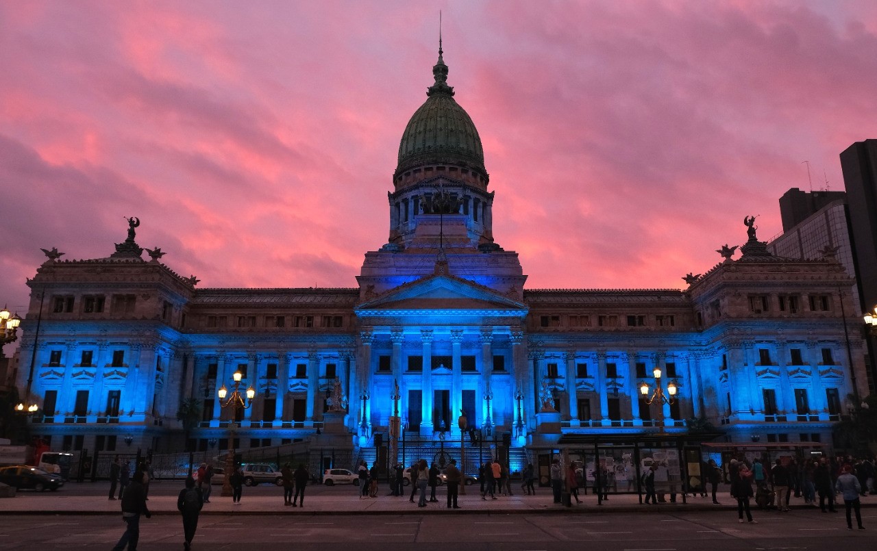 EL Congreso fue iluminado de azul por el Día Nacional de las Personas Sordas | Legislativas